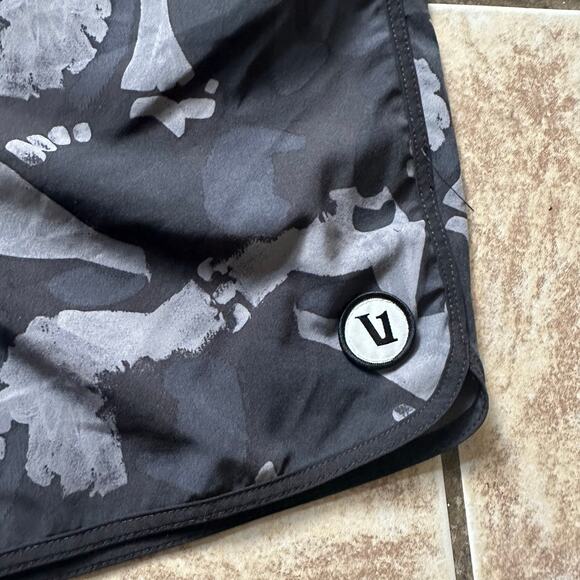 Vuori Cruise Boardshort Black Abstract Men’s Size 38 Unlined 7 1/2 Inseam - Picture 12 of 12